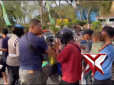 Polda Kalimantan Barat berbagi takjil kepada masyarakat sebagai wujud kepedulian dan kebersamaan