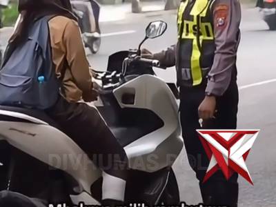 Momen anggota Satlantas Polrestabes Surabaya, Polda Jawa Timur (Jatim) menjumpai pelajar