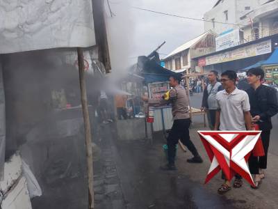 Sigap, Anggota Polsek Ciawigebang Bersama Warga Padamkan Kebakaran Warung PKL