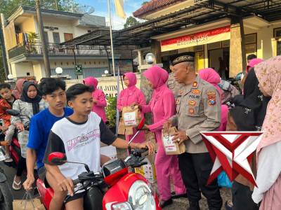 Minggu Putaran Terakhir Ramadhan, Polsek Pule dan Bhayangkari Bagikan Takjil