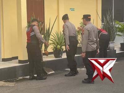 Polres Pacitan melaksanakan kegiatan rutin kebersihan mako dan lingkungan sekitar sebagai bentuk kom