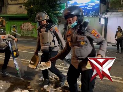 Wakapolresta Surakarta membersihkan jalan setelah aksi