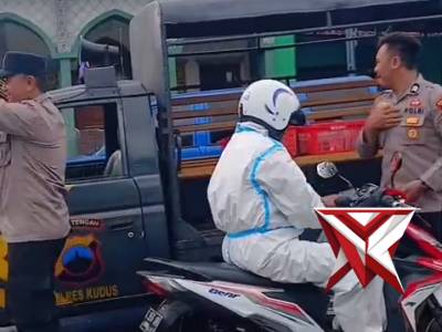 Bagi bagi takjil polsek Dawe pilres Kudus