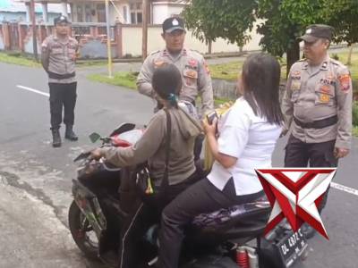 STRONG POINT POLSEK SIAU BARAT BERIKAN HIMBAUAN KESELAMATAN BERLALULINTAS - PoliceTube