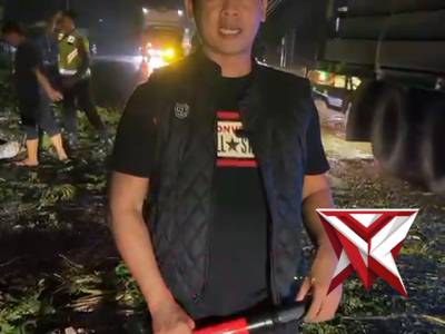 Pengaturan dan avakuasi pohon tumbang di jalan lintas timur yang disebabkan hujan dan angin kencang