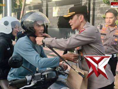 Semangat Ngrandu Buko, Kapolresta Banyuwangi Pimpin Aksi Berbagi Takjil di Jalan Raya