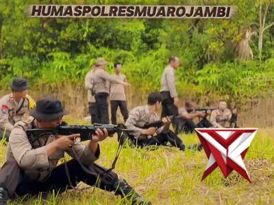 Personil Polres Muaro Jambi Latihan Menembak