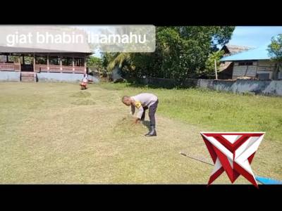 Bhabinkamtibmas negeri Ihamahuw membantu warga membersihkan halaman baileo negeri binaannya