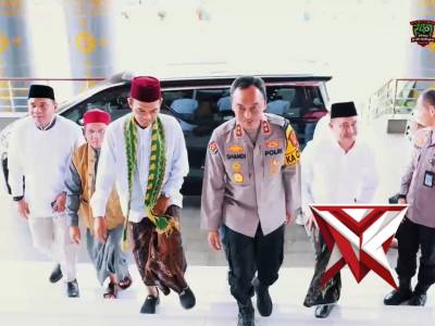 Menjemput Kemuliaan dalam Pengabdian: Momen Khusyuk Kapolda Sumsel & UAS di Masjid Assa&rsquo;adah