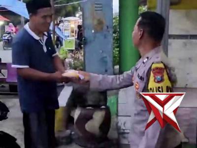 Berbagi Takjil Gratis oleh Personil Polsek Burneh Polres Bangkalan di Bulan Suci Ramadhan