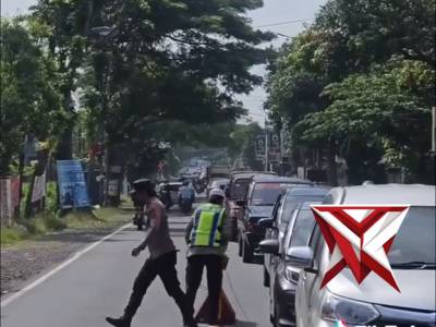 Anggota Polres Blitar Bantu Kelancaran Arus Lalu Lintas Arah Blitar Malang Yang Mengalami Kemacetan