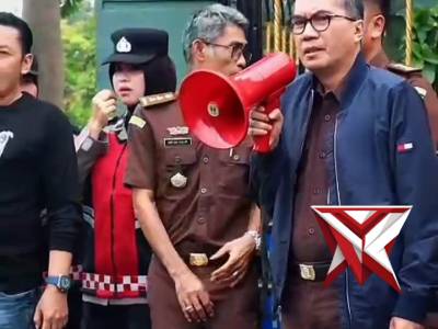 Polres Madiun Kota Melayani Aspirasi Masyarakat Di Depan Kantor Kejaksaan Kota Madiun