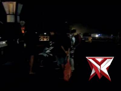 Anggota Polsek Kepanjen Bubarkan Balap Liar di depan Stadion Kanjuruhan