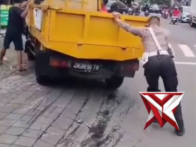 PERSONIL SAT LANTAS BNATU DORONG MOBIL MOGOK - PoliceTube