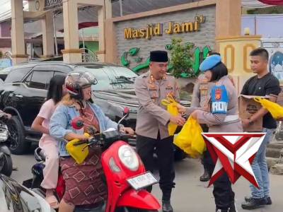KAPOLRES LEBONG DAN BHAYANGKARI CABANG LEBONG BERBAGI TAKJIL DI PASAR MUARA AMAN