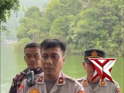 Proses evakuasi sepeda motor yang terperosok ke Telaga Sarangan akibat longsornya badan jalan.