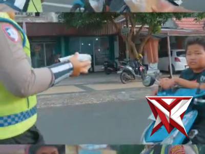 Ramadan Penuh Berkah, Satlantas Polresta Bengkulu Edukasi dan berbagi Takjil, Ramadhan Hari ke 11

P