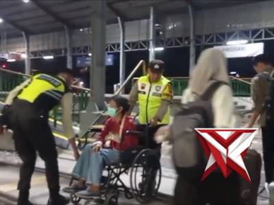 Membantu penumpang di Stasiun Purwosari - PoliceTube