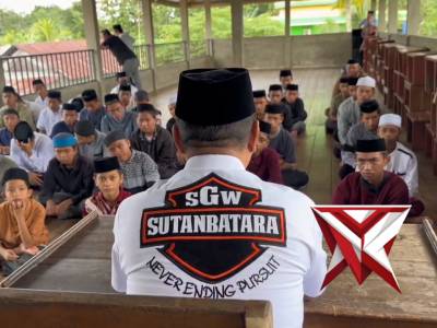 DENSUS 88 AT POLRI BAGIKAN BANTUAN KEPADA SANTRI PESANTREN TA'FIDZUL QUR'AN ZAID BIN TSABIT KEC. KON
