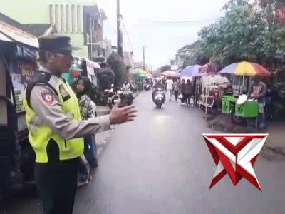 Guna antisipasi Gangguan Kamtibmas 3C, serta melaksanakan Gatur Lalin di Wilayah Pasar Takjil - PoliceTube