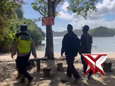 Anggota polsek Bantur berikan himbauan kepada pengelola pantai Pulau Camar