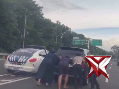 Membantu warga yang mogok di jalan