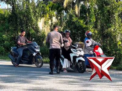 Kapolres Pidie Jaya pimpin pembagian Takjil gratis bersama personel di depan Mako Polres Pidie Jaya - PoliceTube