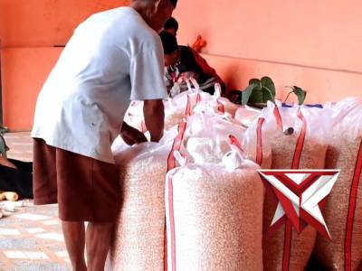 Personel Polsek Cimenyan melaksanakan kegiatan pipil jagung sebagai bagian dari program pemanfaatan