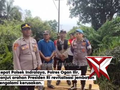 Gerak cepat Polsek Indralaya Polres Ogan Ilir melaksanakan revitalisasi jembatan yang rusak. - PoliceTube