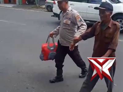 Anggota Polsek Jatiroto membantu masyarakat