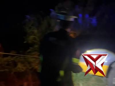 Upaya bantuan anggota Polres Mura yang terperosok