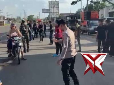 giat anggota pos pam simpang kbm polres muratara membagikan takjil kepada pengemudi arus mudik yang