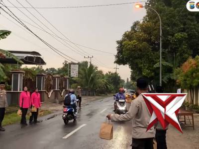 Polsek Merakurak beserta Bhayangkari membagikan takjil untuk berbagi kebahagiaan di bulan Ramadhan - PoliceTube
