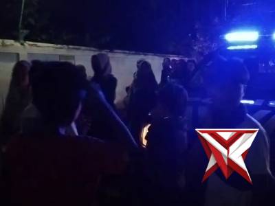 Anggota Polsek Bersama Warga Retukan Bangunkan Saur