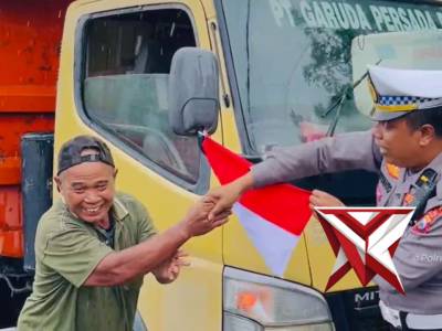 Polres Ngawi membagikan Bendera Merah Putih dalam Rangka Memperingati HUT RI ke 80