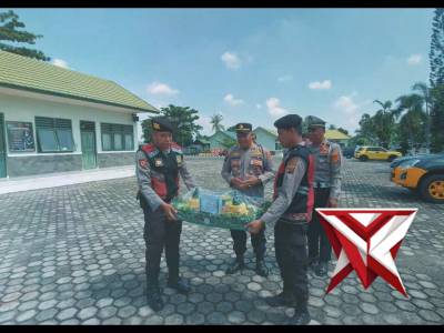 PEMBERIAN TUMPENG DAN UCAPAN SELAMAT HUT TNI KE - 80 POLRES PRABUMULIH