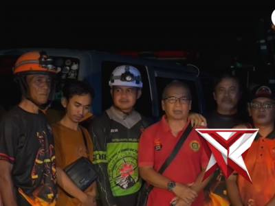 TimSar Polda Kalbar Evakuasi Mobil Masuk Parit