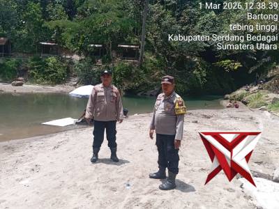 Personel melaksanakan monitoring situasi kamtibmas di kawasan Pemandian Alam Bartong