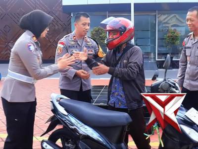Penyaluran bantuan sepeda motor kepada korban kebakaran kendaraan yang terbakar
