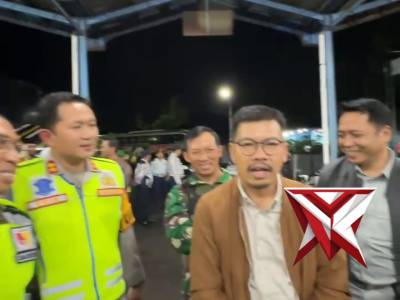 Siaga Malam Takbir, TNI-Polri Hadir untuk Negeri

Apel siaga dan patroli gabungan TNI-Polri dilaksan