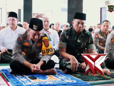 Menjemput Kemuliaan dalam Pengabdian: Momen Khusyuk Kapolda Sumsel & UAS di Masjid Assa&rsquo;adah