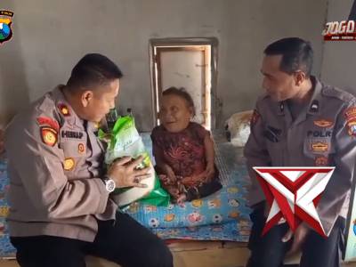 Kapolsek Ngoro bagikan zakat dan berikan bansos kepada warga disabilitas