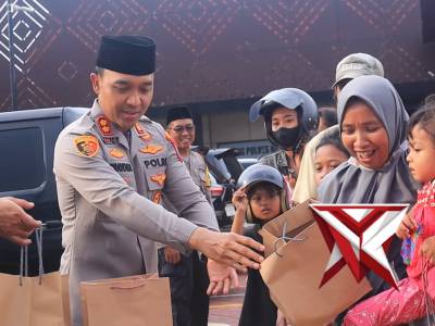 KAPOLRES BERSAMA PJU DAN ANGGOTA BERBAGI TAKJIL UNTUK WARGA NGAWI