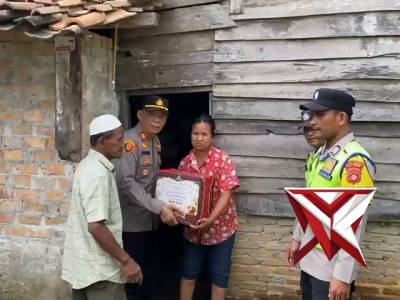Kapolsek Belitang I Polres OKU Timur membagikan bingkisan dari Kapolres OKU Timur