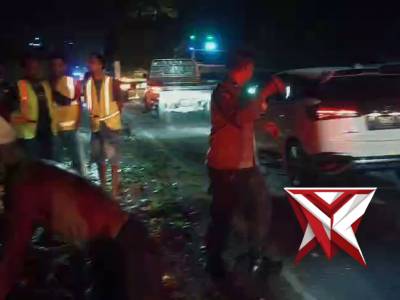 evakuasi pohon tumbang - PoliceTube