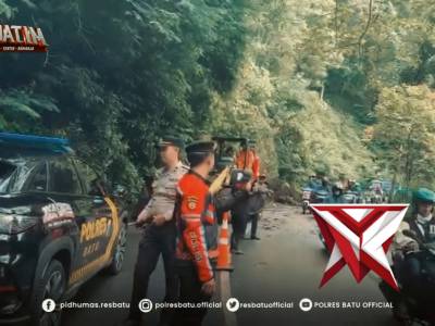 respon cepat polres batu datangi tkp tanah longsor - PoliceTube