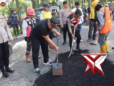 BELIDA Bergerak!
Polres Muara Enim bersama stakeholder melaksanakan aksi nyata penambalan jalan berl