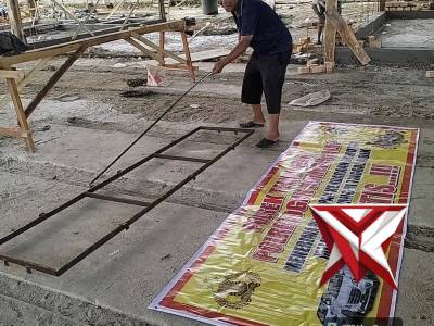 Pembuatan Rangka spanduk di Polsek teluk gelam
