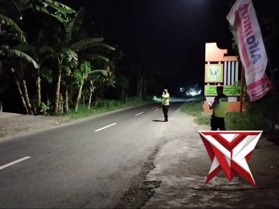 Petugas Polsek Kartoharjo Magetan laksanakan patroli di perbatasan Magetan Ngawi