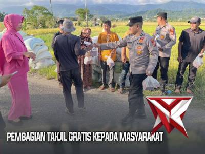 PEMBAGIAN TAKJIL GRATIS KEPADA MASYARAKAT